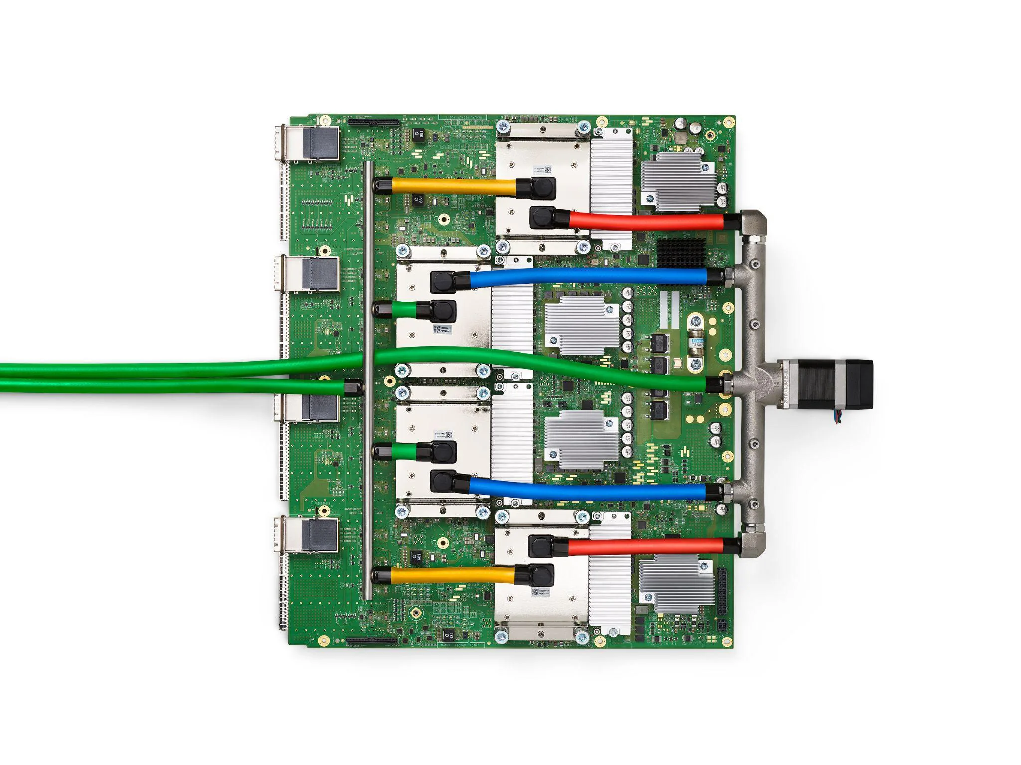 TPU v4 芯片封装与液冷板:中央是 ASIC,四角是 4 颗 HBM2 内存,四块板卡构成一个液冷单元(来源:TPU v4 论文 Figure 2)